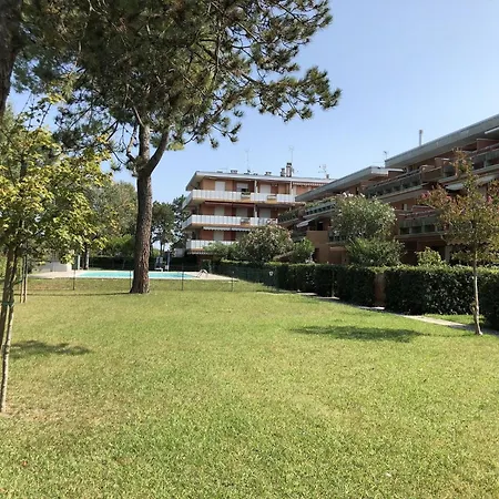 With Pool Access Near דירה