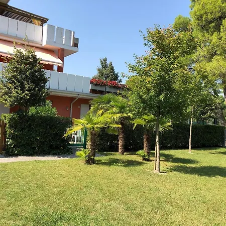 With Pool Access Near דירה