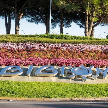 Apartman With Pool Access Near