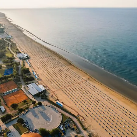 Apartman With Pool Access Near