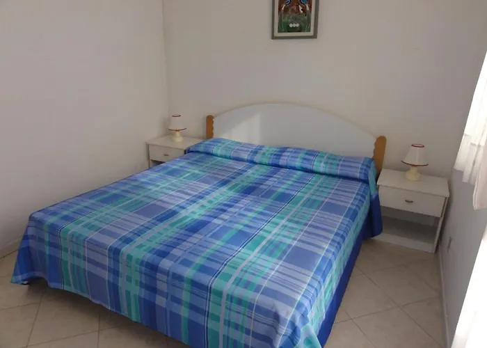 דירה With Pool Access Near