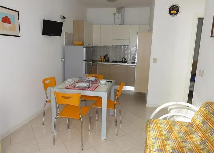 דירה With Pool Access Near
