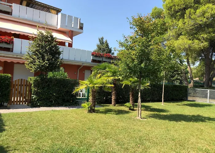 With Pool Access Near דירה