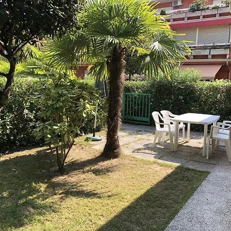 With Pool Access Near アパート